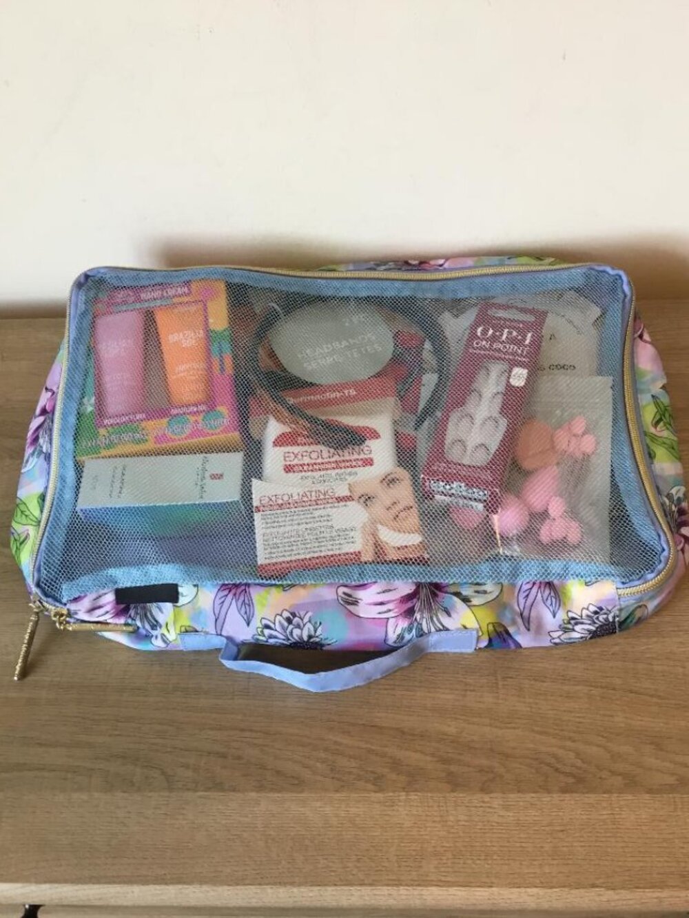 Catherine Malandrino Cosmetic Pouch Filled w/Assorted Cosmetics & Beauty Items - Picture 2 of 4